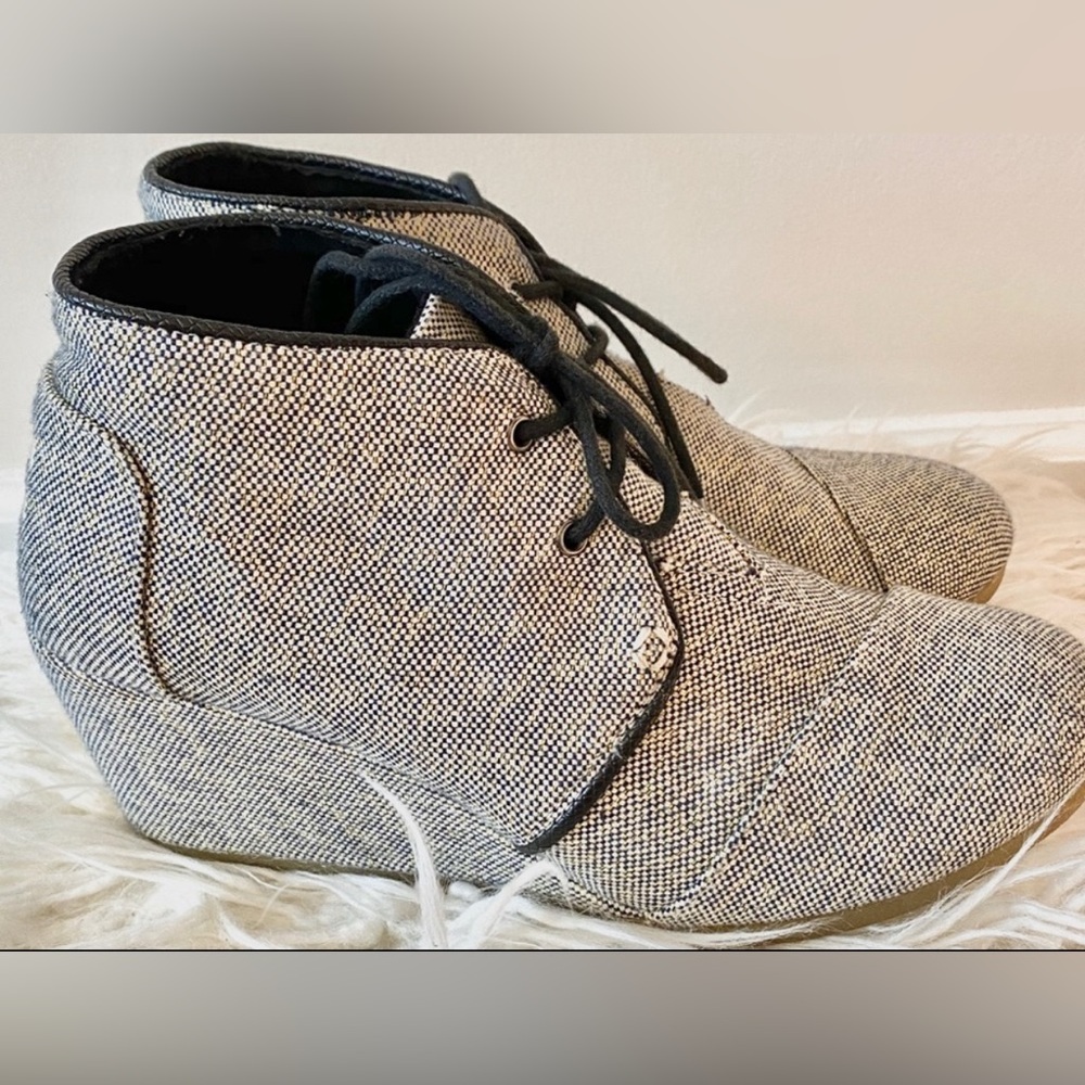 TOMS Textured Black and White Boots